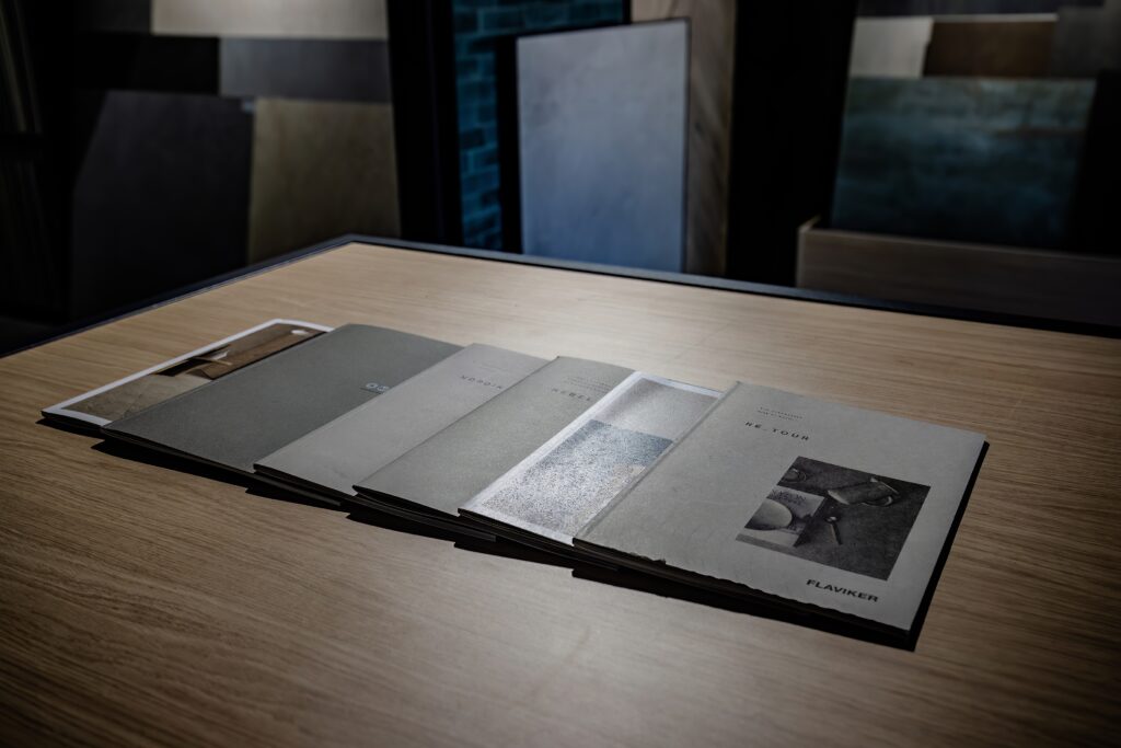 tegel brochures op houten tafel